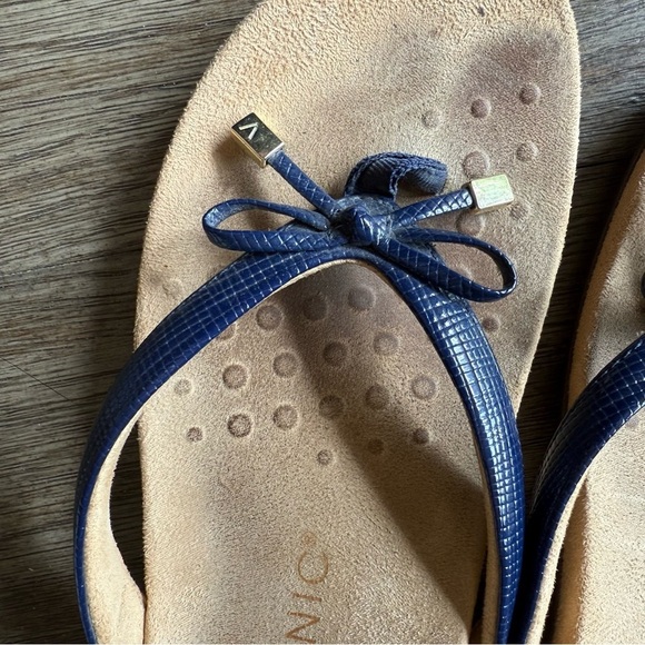 Vionic navy blue flip flops - Picture 2 of 5